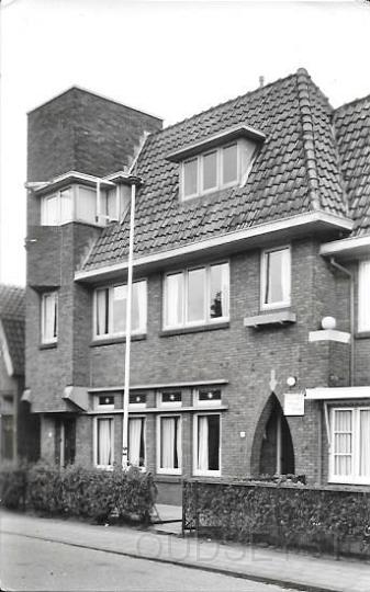 Transvaalwijk0009, Prot. Mil. Tehuis. Torenlaan 8. 1954.jpg - Hier zat vroeger Meisjeshuis “de Ster” , hier werden gedurende wintermaanden voor bezoeksters verschillende cursussen georganiseerd zoals: knip-, naai-, verband-, en talencursussen voor meer gevorderden en eerstbeginnenden. Zomers gezamenlijke fiets en wandeltochten. Elke zondag open koffietafel met gebruik van boeken en tijdschriften er is ook een piano, orgel en sjoelbak aanwezig. Verder was hier ook gevestigd Plaatsing en Huisvestingbureau. De bedoeling van het Meisjeshuis is een tehuis aan te bieden aan werkende vrouwen en meisjes, die van elders gekomen, en geen familie of kennissen in Zeist hebben. Het gebouw aan de Torenlaan 8 is in 1931 gebouwd en het Meisjeshuis “De Ster” heeft vanaf 1932 tot 1953 op dit adres gezeten in 1954 kwam hier het Protestant Militair Tehuis aan de Torenlaan 8. Opname van 1954. Wie heeft meer informatie over deze Militair Tehuis en haar geschiedenis? U kunt uw informatie sturen naar info@oudseyst.nl 